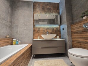 Shower, hair dryer, towels, soap - Εκθαμβωτικό, ρομαντικό διαμέρισμα στην καρδιά μιας άκρως ερωτικής πόλης! (Thessaloniki)