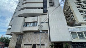 Ein hohes, modernes Gebäude mit einer markanten Hausecke und zahlreichen Fenstern.