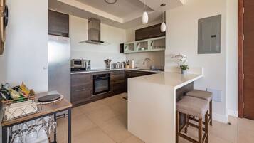 Lemari es, microwave, oven, dan kompor
