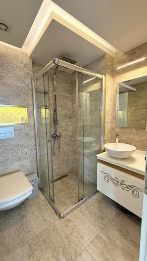 Shower, hair dryer, bidet, towels - Cozy family heaven, 2-bedroom apartment with WiFi and full facilities, Cleopatra (Antalya)