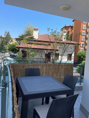 Outdoor dining - Cozy family heaven, 2-bedroom apartment with WiFi and full facilities, Cleopatra (Antalya)