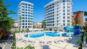 Alberca techada y alberca al aire libre