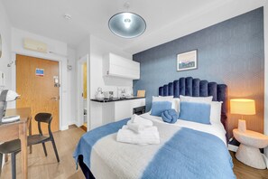 Desk, iron/ironing board, travel cot, WiFi - Central Studio Escape: Experience Luxury & Comfort (London)