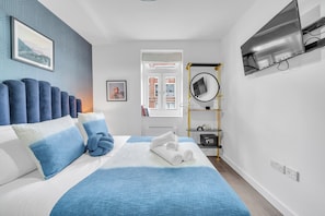 Desk, iron/ironing board, travel cot, WiFi