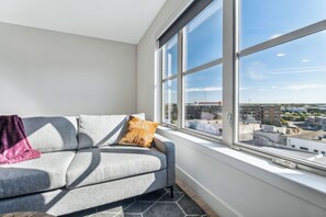 Suite Deluxe, 1 cama Queen size, para no fumadores | Área de sala de estar | Smart TV de 40 pulgadas con canales digitales 