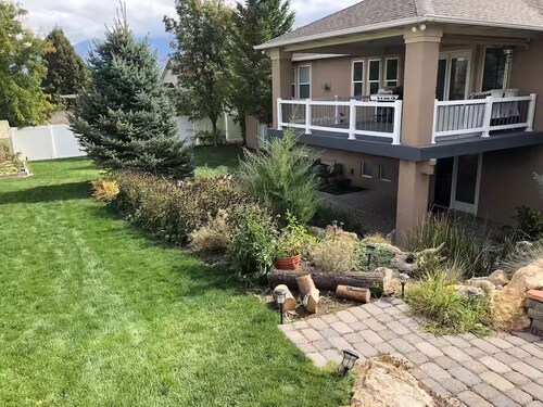 6 Bedroom, 4.5 Bathroom, 2 Kitchen - Spacious & Clean in Quiet Neighborhood