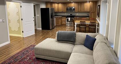 6 Bedroom, 4.5 Bathroom, 2 Kitchen - Spacious & Clean in Quiet Neighborhood