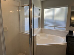 Een douche, een haardroger, een bidet, handdoeken