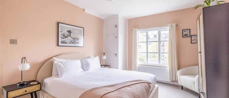 3 slaapkamers, een strijkplank/strijkijzer, reisbedje, wifi