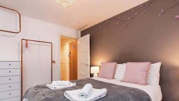 2 bedrooms, iron/ironing board, WiFi, bed sheets