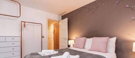 2 slaapkamers, een strijkplank/strijkijzer, wifi, beddengoed