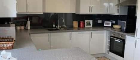 Mikrowelle, Ofen, Geschirrspüler, Toaster