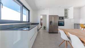咖啡機/沖茶器、雪櫃、微波爐、焗爐