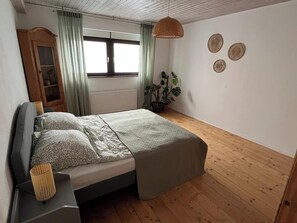 1 soverom, skrivebord, reiseseng for barn og wi-fi (inkludert)