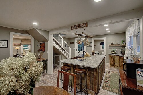 Charming 4-bedroom farmhouse in Shady Valley, TN with breathtaking view