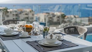A table set for breakfast with a view of the sea and buildings in the background. - Villa Teresita - Casangular by Upper (Adeje)