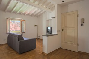 Interior entrance - Giorgio Ponte Vecchio Apartment (Florence)