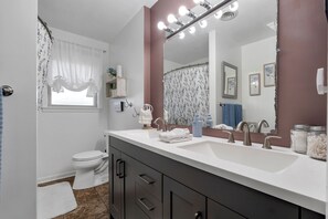 Unclassified image, 5 of 44, button - 3 Bedroom, High-Speed WiFi, Work Station, Fire-Pit, Towel Warmer! Enjoy! (Jonesboro)