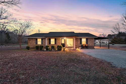 3 Bedroom, High-Speed WiFi, Work Station, Fire-Pit, Towel Warmer! Enjoy!