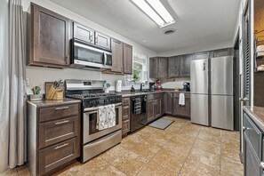 Mikrowelle, Ofen, Herdplatte, Geschirrspüler