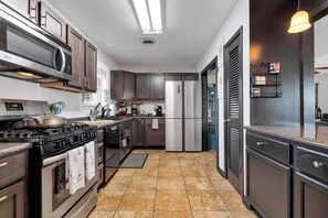 Unclassified image, 3 of 44, button - 3 Bedroom, High-Speed WiFi, Work Station, Fire-Pit, Towel Warmer! Enjoy! (Jonesboro)