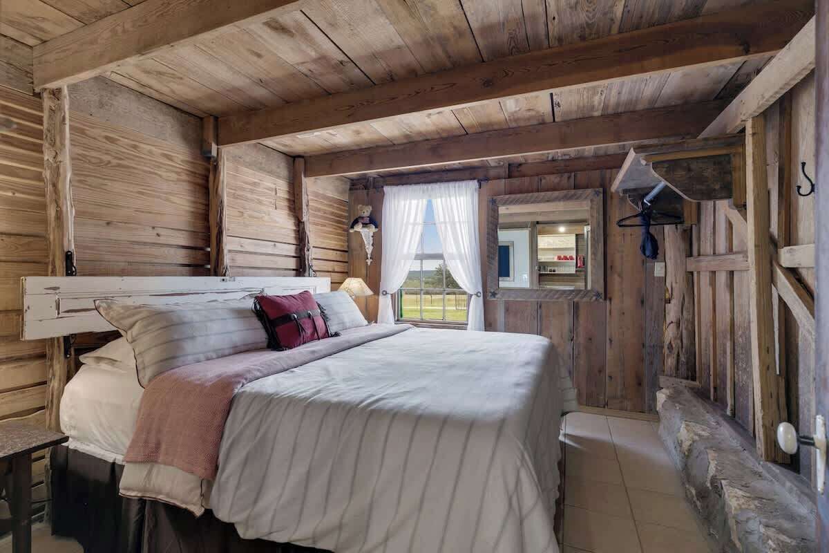 6 bedrooms, iron/ironing board, travel cot, WiFi
