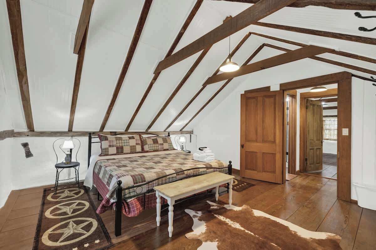 6 bedrooms, iron/ironing board, travel cot, WiFi