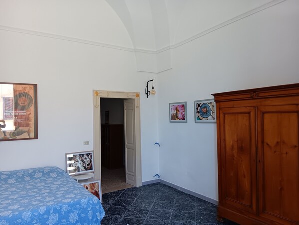 1 bedroom, bed sheets