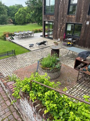 Outdoor dining - Architect-designed house in Baie de Somme (Abbeville)