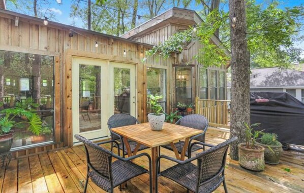 Outdoor dining - Woodsy Cottage in Downtown (Covington)