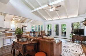 Living area - Woodsy Cottage in Downtown (Covington)