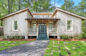 Exterior - Woodsy Cottage in Downtown (Covington)
