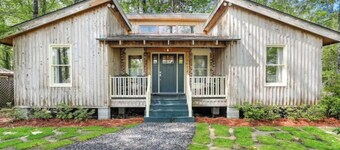 Woodsy Cottage in Downtown