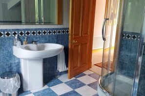 Een haardroger, een bidet, handdoeken, toiletpapier