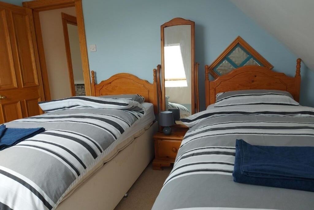4 bedrooms, iron/ironing board, bed sheets