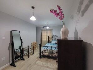 3 slaapkamers, een strijkplank/strijkijzer, wifi, beddengoed