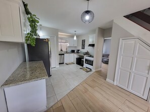 Een koelkast, een microgolfoven, een oven, een kookplaat