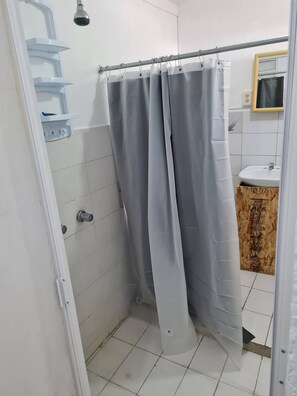 Secador de cabelo, toalhas de banho, sabonete, papel higiênico