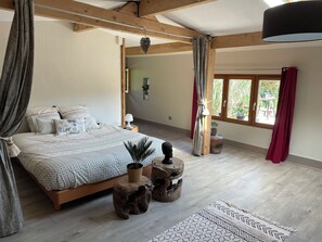 Room - Löuloue—a little cottage by the river  (Charnay)