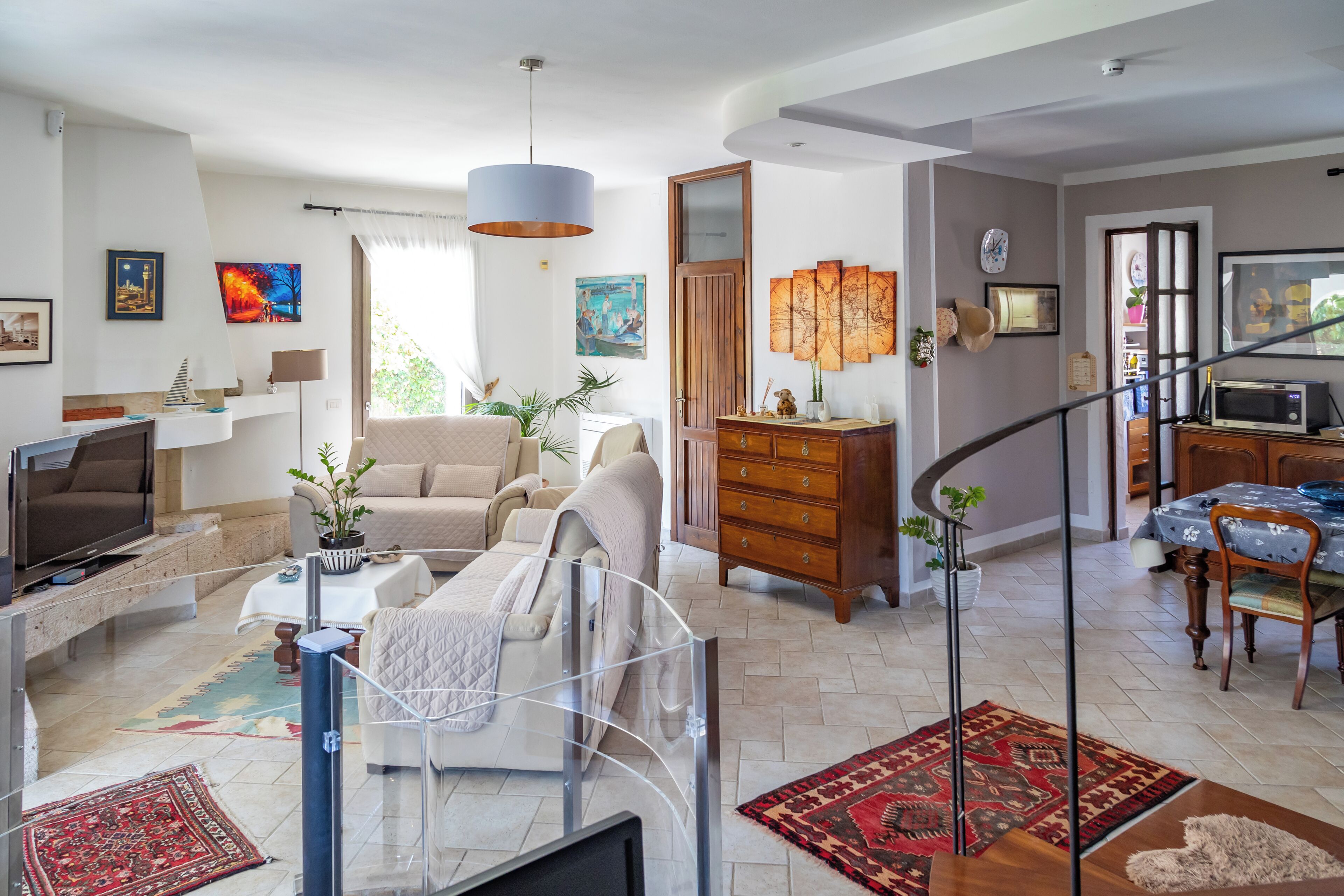 TV connectée, cheminée, écrans d'ordinateur