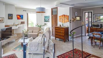 TV connectée, cheminée, écrans d'ordinateur