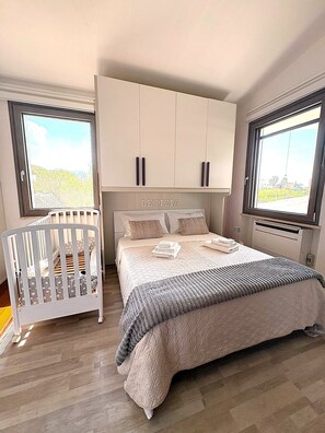 4 bedrooms, in-room safe, desk, iron/ironing board