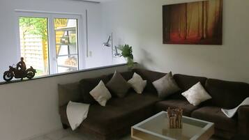 Fernseher, DVD-Player, Bücher, Videothek