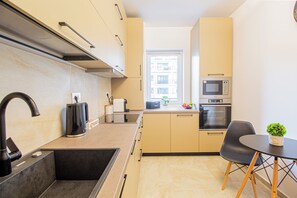 Kjøleskap, mikrobølgeovn, ovn og kokeplater