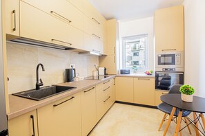 Kjøleskap, mikrobølgeovn, ovn og kokeplater