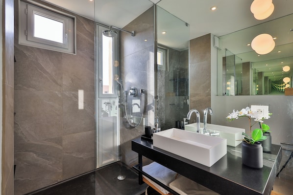 Shower, hair dryer, towels, soap - 3BR Seaview Apartment – 2 Min Walk to Saint-Tropez Port + Free Parking (Saint-Tropez)