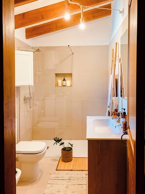 Haartrockner, Bidet, Handtücher, Seife