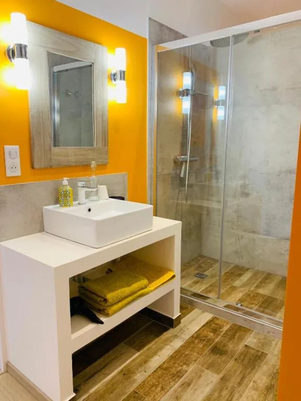 Douche, sèche-cheveux, serviettes fournies, savon