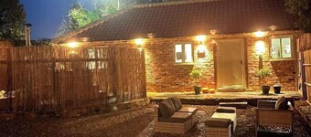 Torworth - 1 Bed Barn - Sleeps 3 - Hot Tub