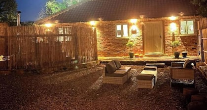 Torworth - 1 Bed Barn - Sleeps 3 - Hot Tub
